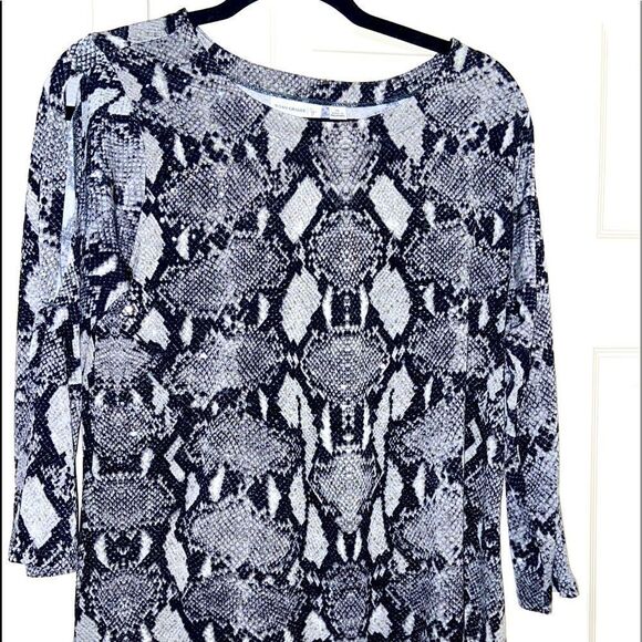 Tops - 3/4 sleeve snakeskin pattern oversized blouse
